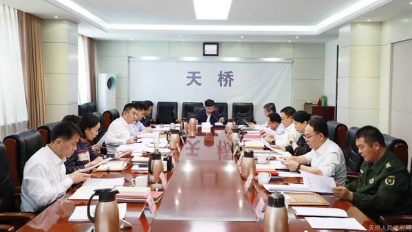 区委理论学习中心组举行集体学习
